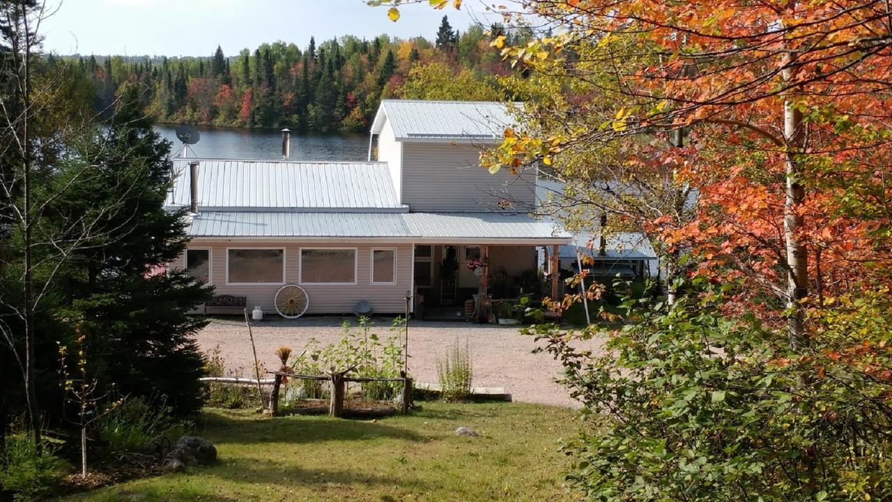 Hebergement Cerfs-Tifie Fermette Saint-Félix-d'Otis Exteriör bild